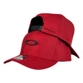 Gorra Oakley Roja con Logo en Relieve y Cierre Snapback.