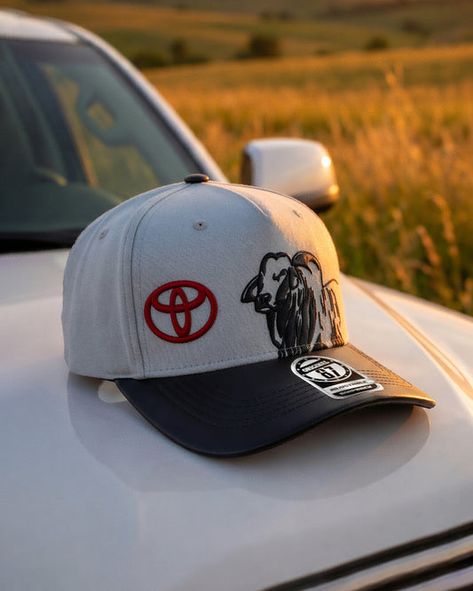 Gorra Toyota Gris con Bordado de Toro y Visera Negra.