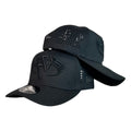 Gorra Full Caps Negra con paneles perforados y bordado en relieve.