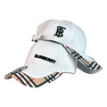 Gorra Burberry Blanca con Bordado en Relieve y Visera Estampada.