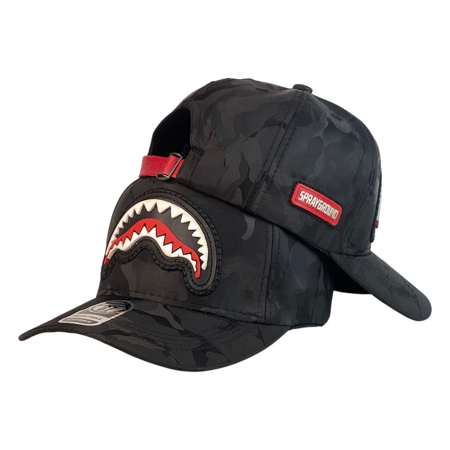 Gorra Sprayground Camo con Bordado de Tiburón y Parche Lateral.