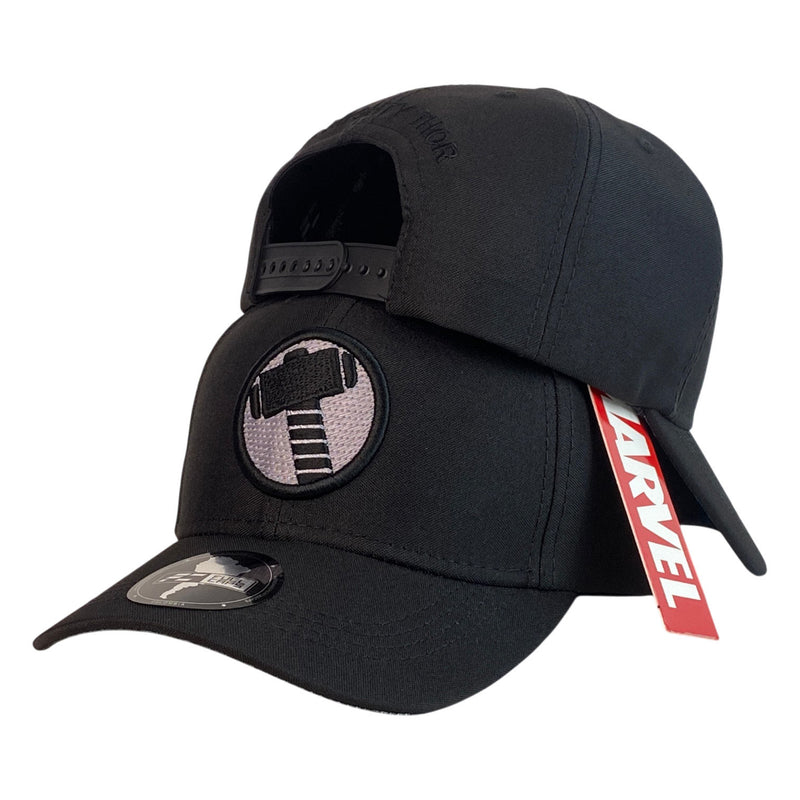 Gorra Marvel Negra con Bordado de Martillo y Bordado en Relieve.