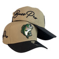 Gorra Bass Pro Shop Beige con Bordado de Pez y Visera Negra.