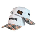 Gorra Burberry Blanca con Bordado en Relieve y Visera a Cuadros.