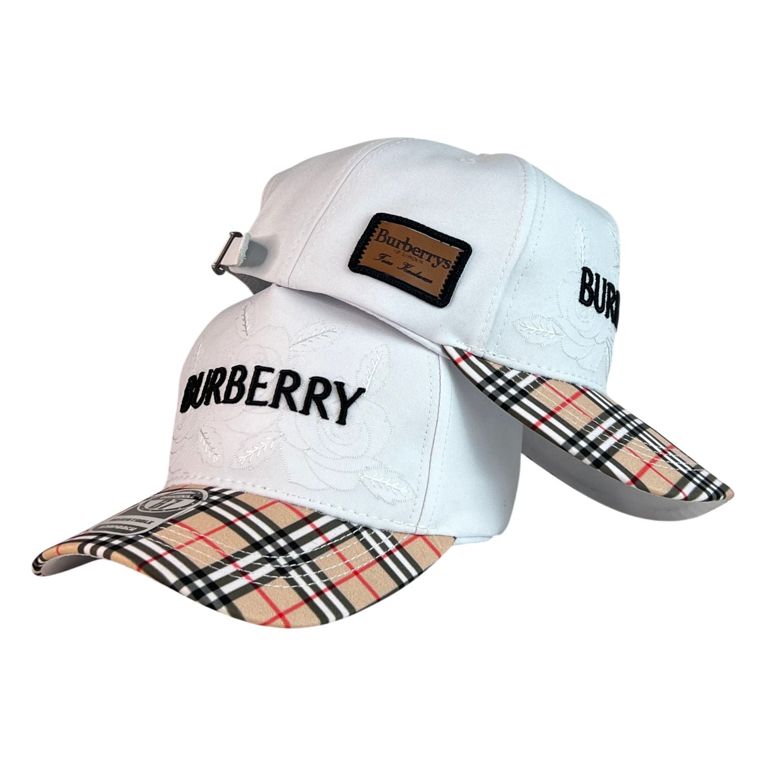 Gorra Burberry Blanca con Bordado en Relieve y Visera a Cuadros.