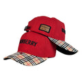 Gorra Burberry Roja con Bordado en Relieve y Visera a Cuadros.